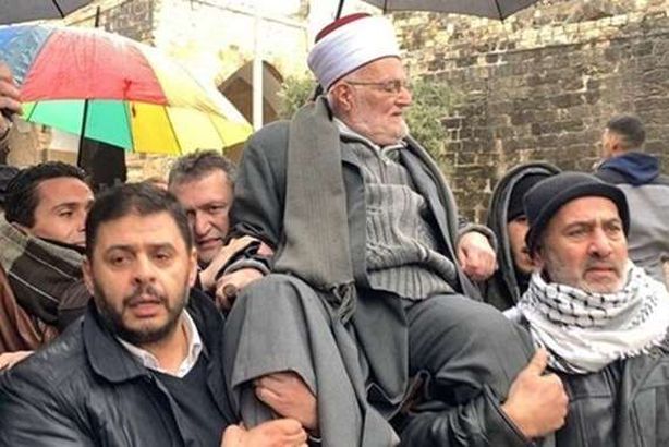 دخل محمولا على الأعناق.. " عكرمة صبري" يتحدى قرار الاحتلال