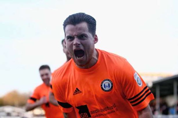 لاعب كرة شهير يصارع الموت بعد حادث خطر