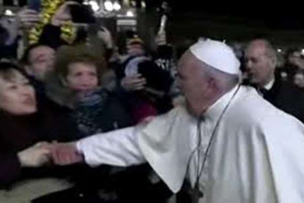 بابا الفاتيكان يعتذر