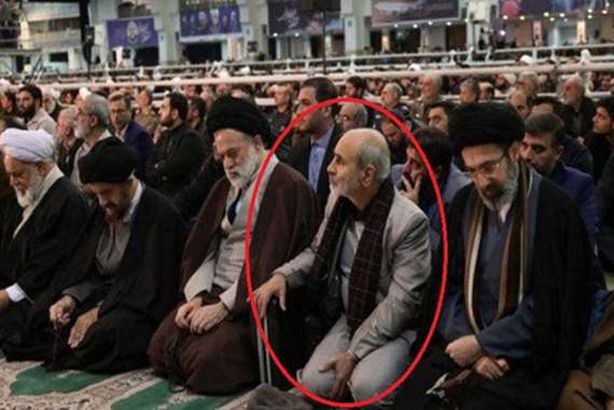 لأول مرة.. ظهور طبيب خلف خامنئي