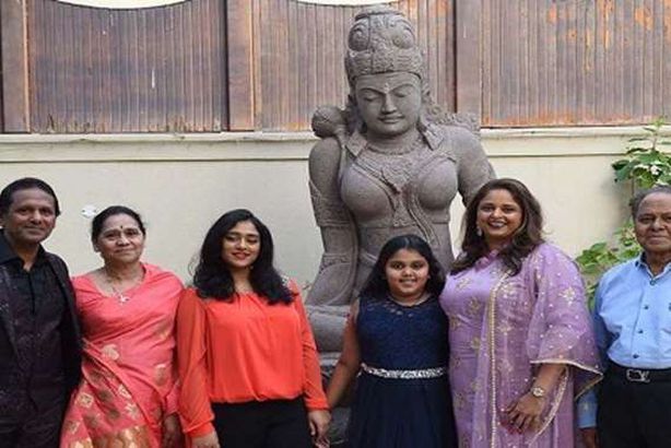 "باراج" مع اسرته
