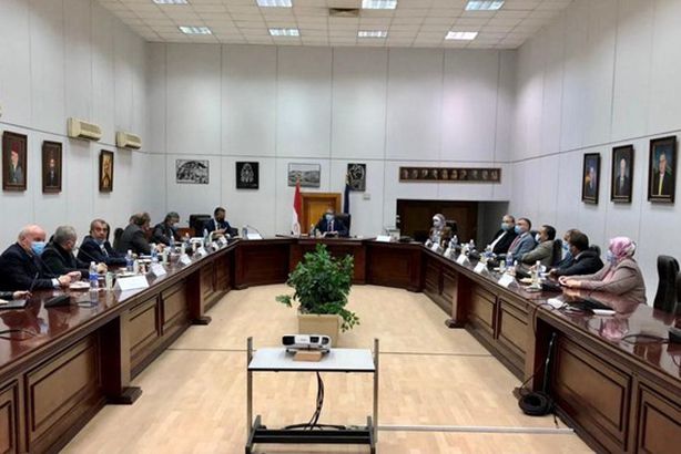 العناني يناقش مشروع تعديل قانون شركات السياحة
