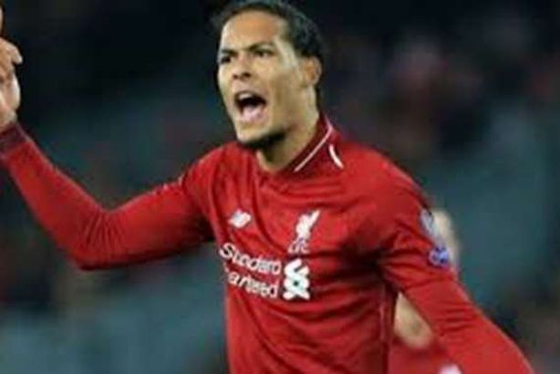 المدافع الهولندي فيرجيل فان دايك مدافع ليفربول الإنجليزي