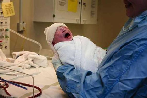 ولادة أول طفلة من رحم مزروع