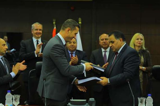 جانب من توقيع الاتفاقية