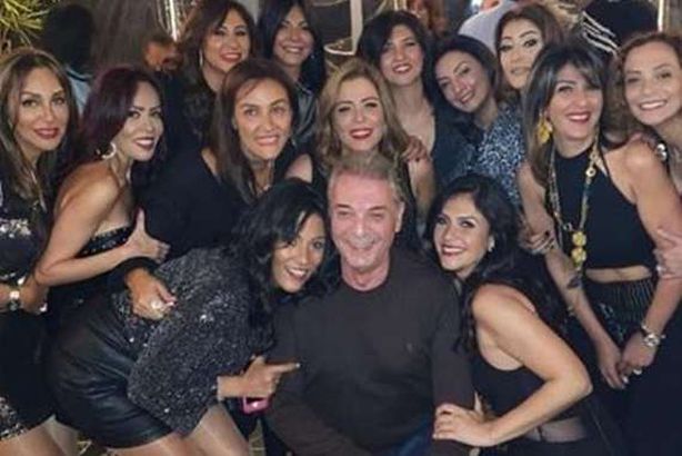 حميدة يتوسط الفتيات