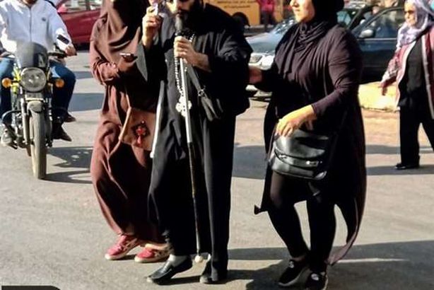 فتاتان تساعدان قسيسا كفيفا