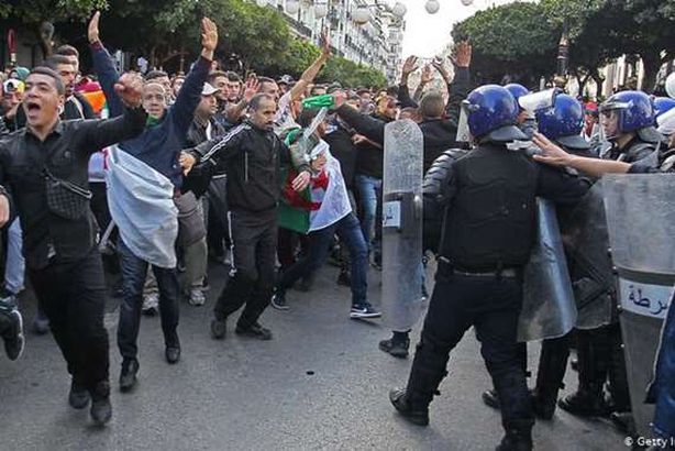 حملة اعتقالات واسعة بين المتظاهرين الجزائرين