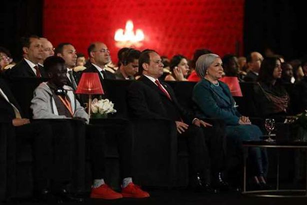 الرئيس السيسي وقرينته وضحية التنمر