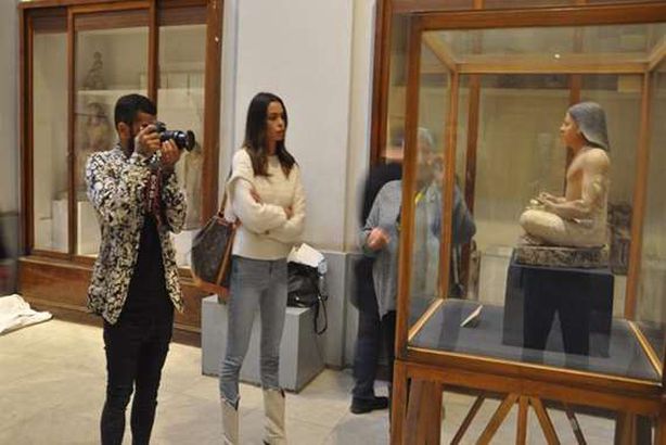 الفس بصحبة زوجته بالمتحف