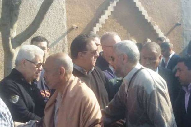 مرتضى منصور يتلقى العزاء في شقيقته