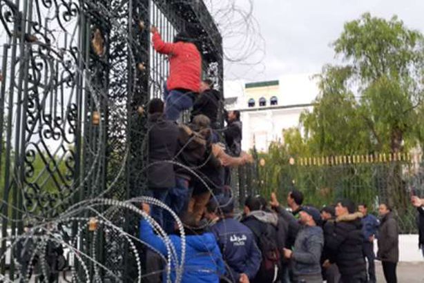 المحتجون أمام البرلمان التونسي