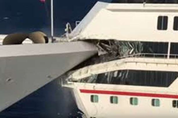 لحظة اصطدام سفينتين عملاقتين