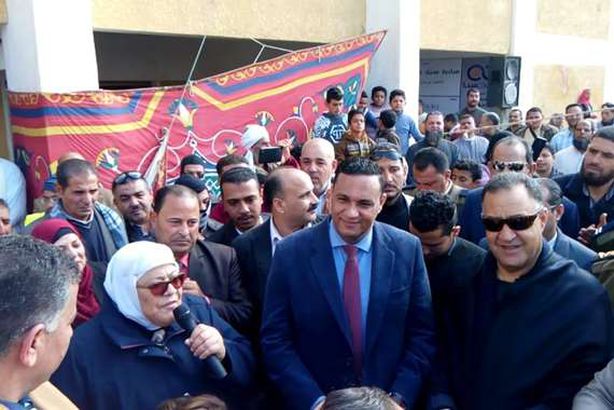 محافظ الدقهلية يتفقد قافلة عنيك في عنينا بـ" بلقاس"

