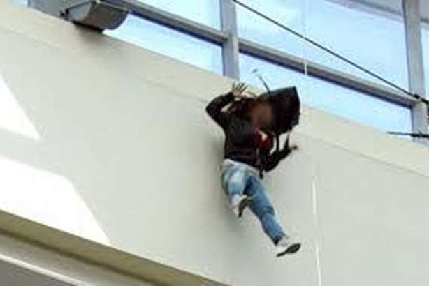 وافدة تلقي بنفسها