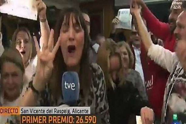 مراسلة تستقيل على الهواء بعد فوزها باليانصيب.. وتصدم في النهاية