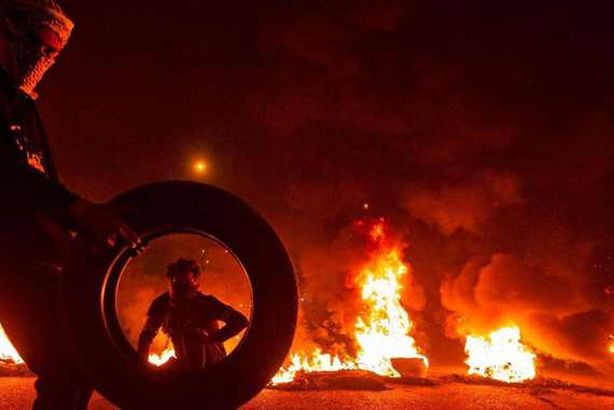 المتظاهرين يحرقون مقار موالية لإيران في بغداد

