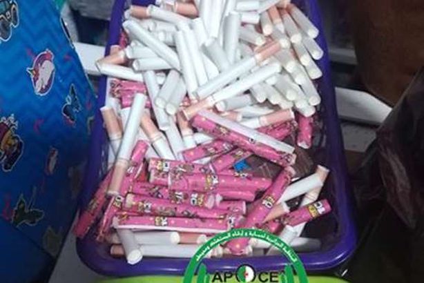 منتجات على شكل " سجائر" للأطفال في دولة عربية

