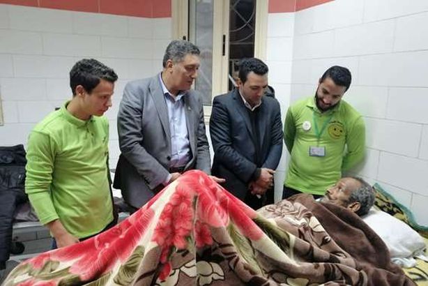 مسن يعاني كسور وشروخ بجسده  بلا مأوي