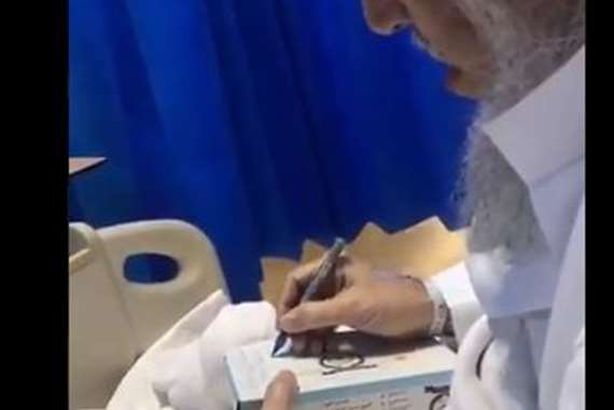 الفقيد أثناء كتابة وصيته