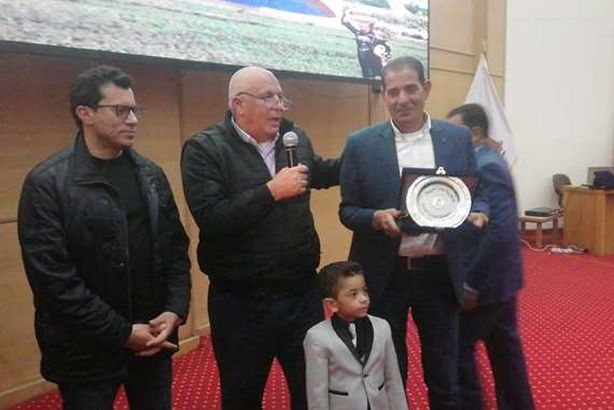 محافظ الوادي الجديد يهدى صناع الخير درع المحافظة

