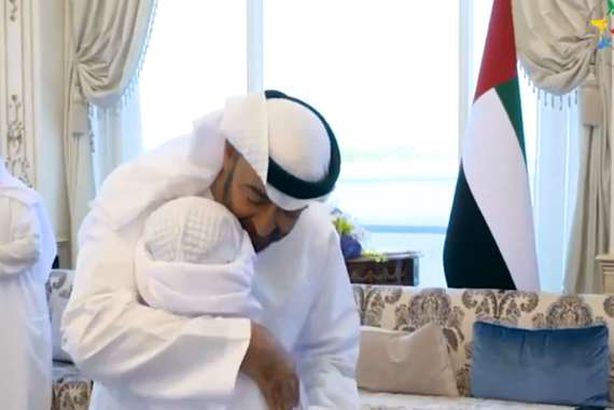 بن زايد يعانق الطفل الشاعر حمد الكعبي