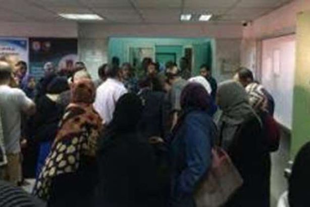 تجمهر غاضب للمرضين أمام مستشفى أسوان