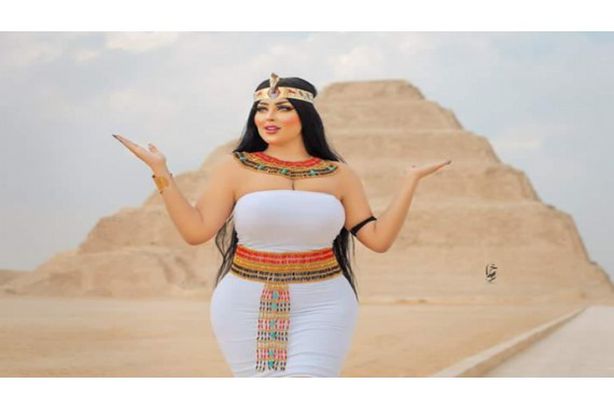 407643173-134729-egypt-pyramids-photography-session-model-2_770x434