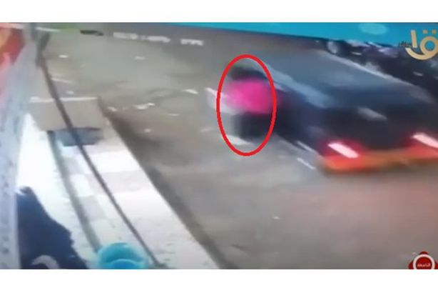 لحظة قفز الفتاة