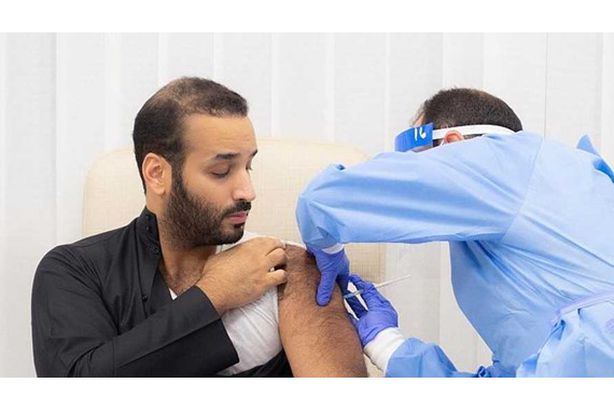 ولي العهد يتلقى اللقاح
