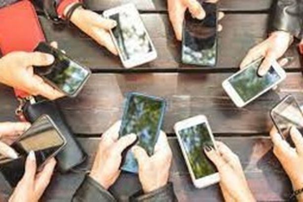 الهواتف الذكية تسيطر على حياة الكثيرين