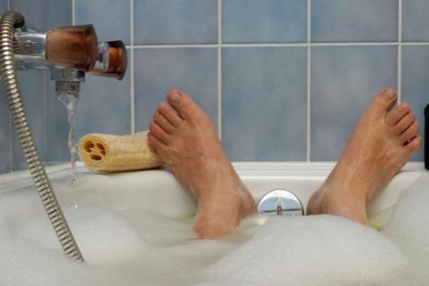 78-010815-bathing-hot-water-daily-heart-disease_700x400