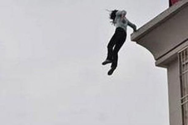 المتهمة بقتل فتاة العدوة بمشاركة عامل المسجد تلقي بنفسها من بلكونة القسم