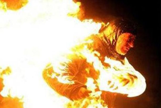 عامل محارة يشعل النيران في جسد زوجته بحلوان