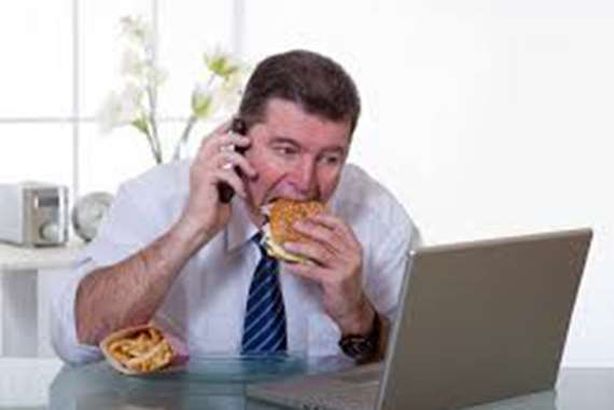 تناول الطعام باليد 

