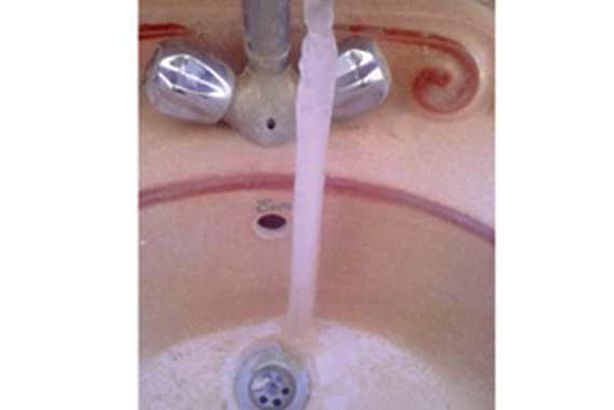 المياه تتجمد في الصنابير