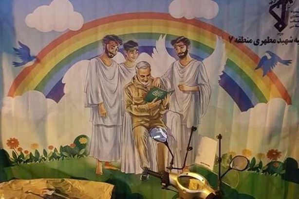 الملائكة تسبح حول "قاسم سليماني" .. جدارية بإيران