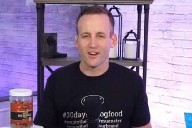 رجل عاش علي طعام الكلاب شهرا

