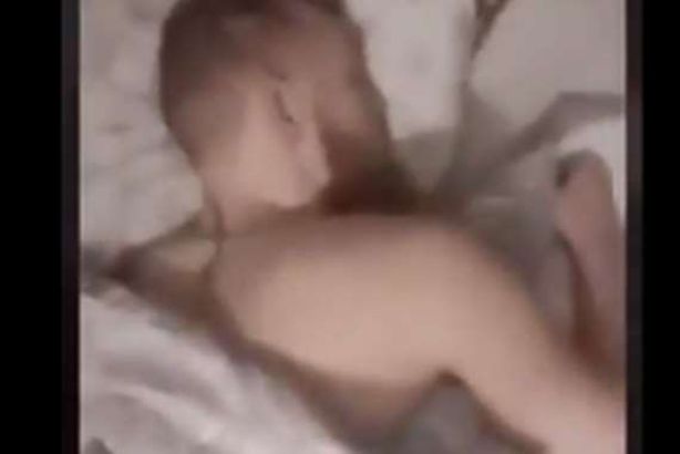 بطل العالم غارقا في النوم