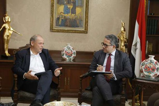 وزير السياحة والآثار و ممثل مجموعة تيوي العالمية