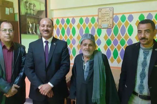 الحاج فاروق طايع مع مسئولي الإدارة التعليمية