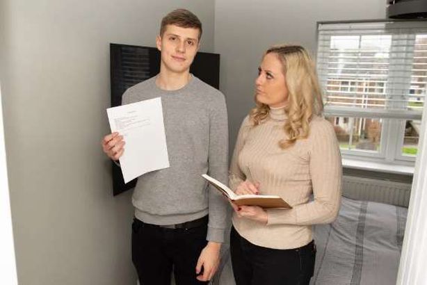 تجبر أبناءها على توقيع عقود مالية بسبب نظافة المنزل