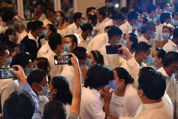 قبلات من وراء الكمامات

