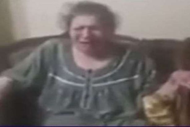 السيدة المسنة الباكية