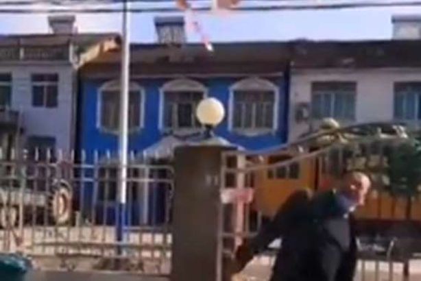 مواطن صيني يلقي النقود بسبب "كورونا"