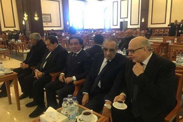 أحمد عز وهشام طلعت في تشييع جنازة مبارك