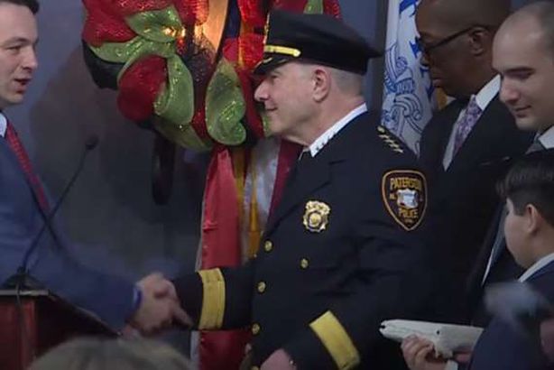 تعيين شخص مسلم رئيسًا للشرطة