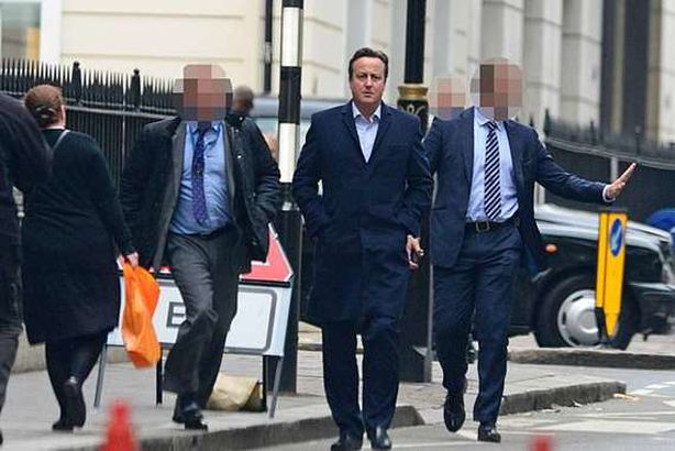 سلاح حارس رئيس الوزراء البريطاني السابق يثير الذعر داخل طائرة