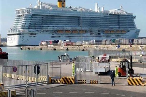 الباخرة السياحية

