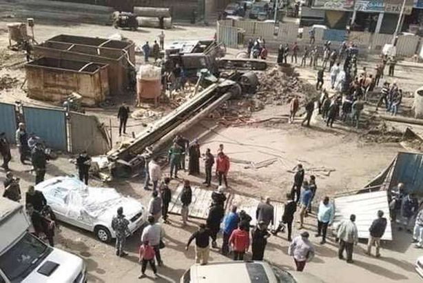 «رافعة» تسقط على تاكسي ومصرع السائق